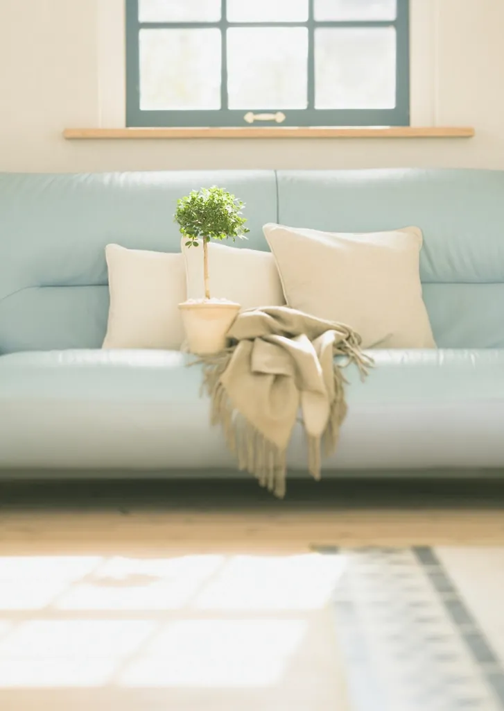 Salón acogedor de una vivienda con pared decorada